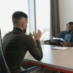 Een recruiter die kandidaten beoordeelt tijdens het pre-employment screening proces voor een betere aanwerving.