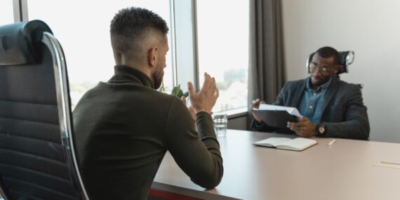 Een recruiter die kandidaten beoordeelt tijdens het pre-employment screening proces voor een betere aanwerving.