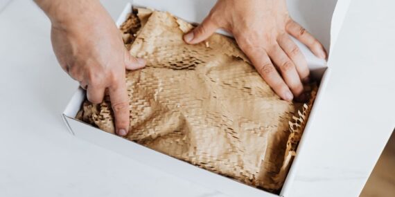 Voorbeeld van duurzame verpakkingsmaterialen voor voedingsproducten in een moderne fabriek.